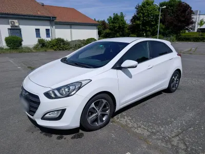 Gebraucht Hyundai i30 Passion 101 PS (74 kW) 2016 Weiß Limousine