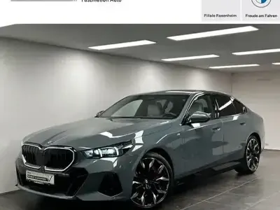 Gebraucht BMW 550e M Sport 489 PS (359 kW) 2025 Cape york grün Limousine
