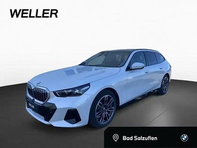 Gebraucht BMW 520 M Sport 197 PS (144 kW) 2025 Mineralweiß (weiß) Kombi