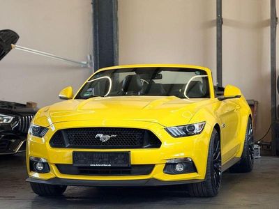 Usata Ford Mustang GT Convertible 421 CV (309 kW) 2016 Giallo Cabrio