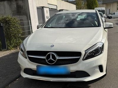 Gebraucht Mercedes A180 Urban 122 PS (89 kW) 2016 Weiß Limousine
