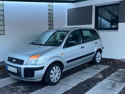 Silber Gebraucht 2004 Ford Fusion Kombi | 2.600 €