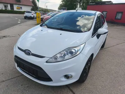 Gebraucht Ford Fiesta Titanium 97 PS (71 kW) 2012 Frostweiß Kleinwagen