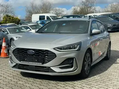 Używany Ford Focus ST-Line 116 KM (85 kW) 2025 Srebrny Sedan/Limuzyna