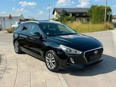 Gebraucht Hyundai i30 Select 101 PS (74 kW) 2017 Schwarz Kombi
