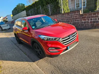 Gebraucht Hyundai Tucson Intro Edition 177 PS (130 kW) 2016 Rot SUV