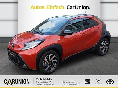 Neu Toyota Aygo X 72 PS (52 kW) 2025 Chili red perleffekt/ night sky black SUV