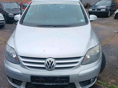 Second-hand VW Golf IV 105 CP (77 kW) 2006 Argintiu Berlinǎ