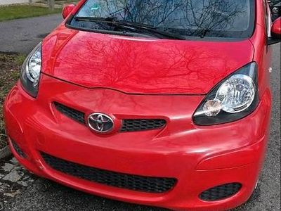 Gebraucht Toyota Aygo 68 PS (50 kW) 2009 Rot Kleinwagen