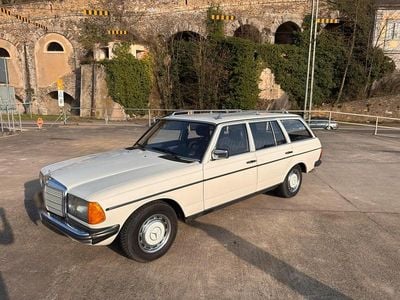 Gebraucht Mercedes 240 72 PS (52 kW) 1984 Weiß Kombi
