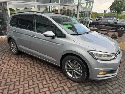 Neu VW Touran Comfortline 150 PS (110 kW) 2025 Silber Van / Kleinbus