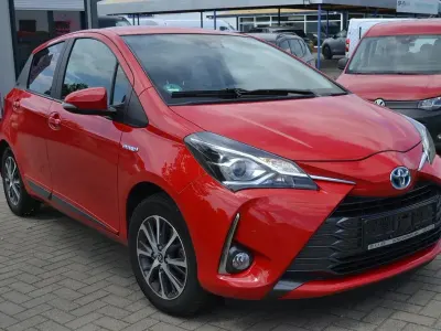 Gebraucht Toyota Yaris Hybrid Team 75 PS (55 kW) 2020 Rot Limousine