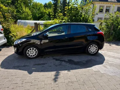 Gebraucht Hyundai i30 Trend 99 PS (72 kW) 2013 Schwarz Limousine