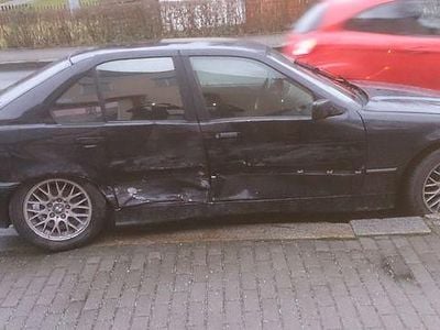 Gebraucht BMW 316 99 PS (72 kW) 1992 Schwarz Limousine