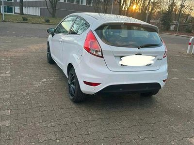 Weiß Gebraucht 2015 Ford Fiesta Limousine | 3.300 € (Fairer Preis)