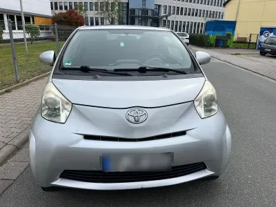 Second-hand Toyota iQ 68 CP (50 kW) 2009 Argintiu Hatchback