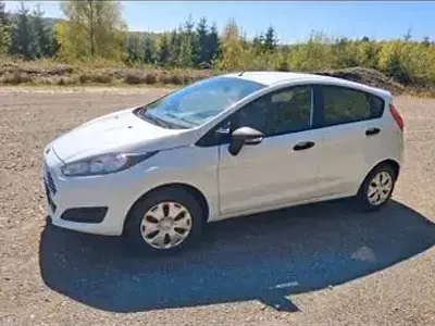 Gebraucht Ford Fiesta Ambiente 60 PS (44 kW) 2015 Weiß Kleinwagen