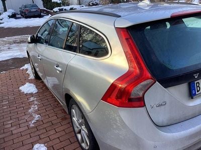 Silber Gebraucht 2015 Volvo V60 Momentum Kombi | 12.800 € (Guter Preis)