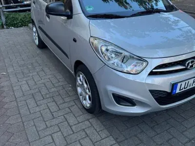 Gebraucht Hyundai i10 Edition 69 PS (50 kW) 2012 Weiß Kleinwagen