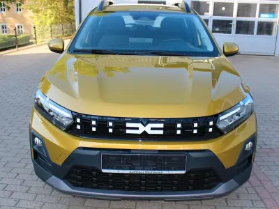 Neu Dacia Sandero Expression 110 PS (80 kW) 2025 Jaune amber Limousine