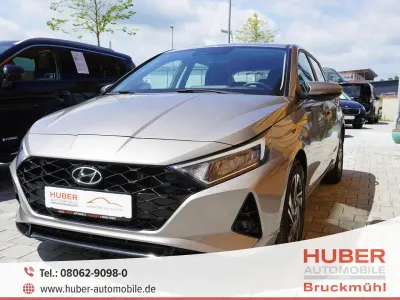 Gebraucht Hyundai i20 101 PS (74 kW) 2023 Brass (m) Kleinwagen
