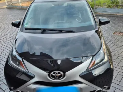 Gebraucht Toyota Aygo 69 PS (50 kW) 2016 Schwarz Kleinwagen