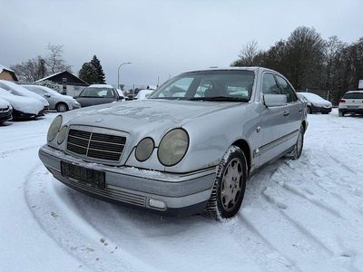 Silber Gebraucht 1999 Mercedes E240 Elegance Limousine | 1.599 € (Etwas zu teuer)