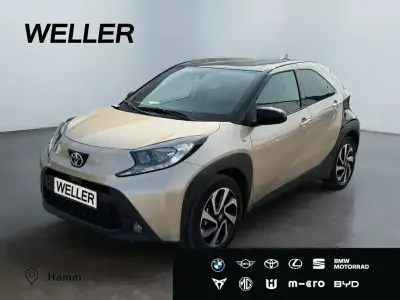 Gebraucht Toyota Aygo 72 PS (52 kW) 2024 Ginger beige / night sky black Kleinwagen