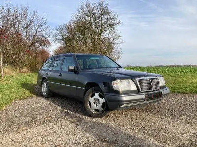 Gebraucht Mercedes E300 136 PS (100 kW) 1995 Schwarz Limousine