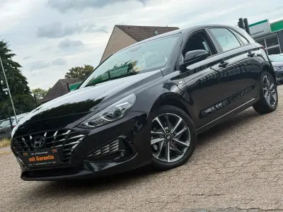 Gebraucht Hyundai i30 Trend 120 PS (88 kW) 2023 Phantom black / mic Limousine