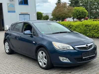 Gebraucht Opel Astra Design Edition 140 PS (102 kW) 2011 Blau Limousine