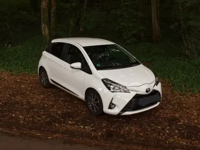 Gebraucht Toyota Yaris 111 PS (81 kW) 2017 Weiß Limousine