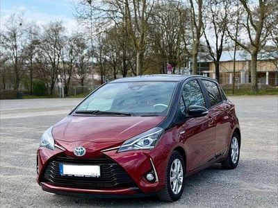 Usata Toyota Yaris Hybrid Style 75 CV (55 kW) 2019 Rosso Utilitaria