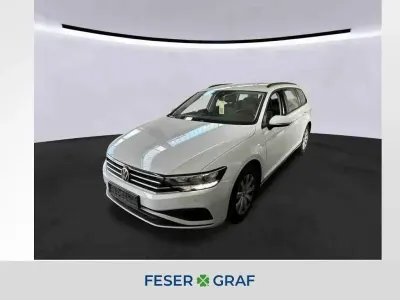 Gebraucht VW Passat Basis 150 PS (110 kW) 2023 Gletscherweiß Kombi