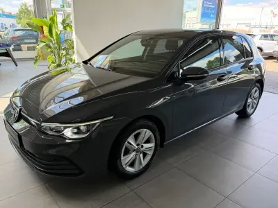 Gebraucht VW Golf VIII Life 150 PS (110 kW) 2023 Grau Limousine