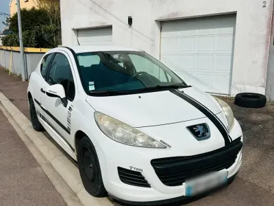 Gebraucht Peugeot 207 75 PS (55 kW) 2009 Weiß Limousine