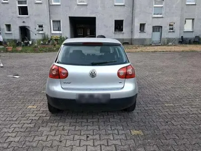 Gebraucht VW Golf V 102 PS (75 kW) 2005 Silber Kleinwagen