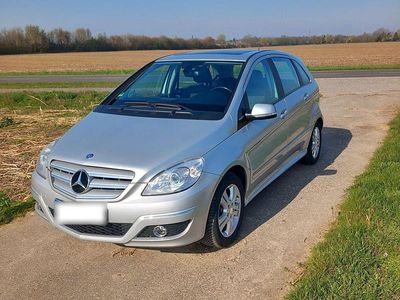 Gebraucht Mercedes B150 95 PS (69 kW) 2009 Silber Van / Kleinbus