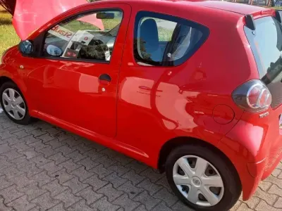 Gebraucht Toyota Aygo 68 PS (50 kW) 2009 Rot Kleinwagen