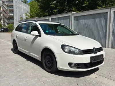 Gebraucht VW Golf VI Comfortline 105 PS (77 kW) 2010 Weiß Kleinwagen