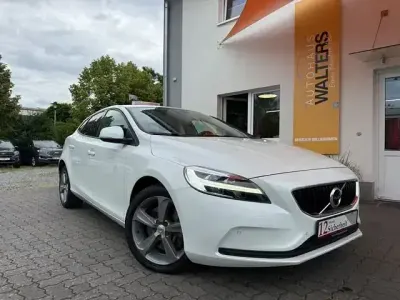 Gebraucht Volvo V40 Momentum 122 PS (89 kW) 2018 Crystal white Limousine
