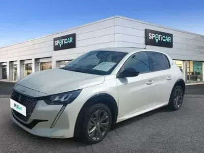 Gebraucht Peugeot e-208 Allure 100 kW (136 PS) 2022 Perlmutt weiß Kleinwagen