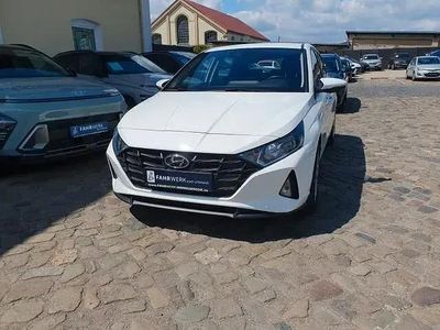 Gebraucht Hyundai i20 Select 84 PS (61 kW) 2022 Weiß Kleinwagen