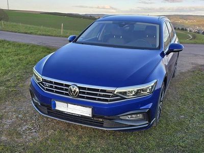 Usata VW Passat R-line 200 CV (147 kW) 2022 Blu Station wagon