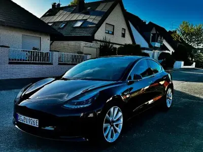 Second-hand Tesla Model 3 Standard Range Plus 239 kW (325 CP) 2019 Negru Berlinǎ