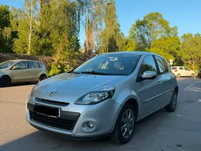 Używany Renault Clio II Luxe 111 KM (81 kW) 2011 Srebrny Hatchback