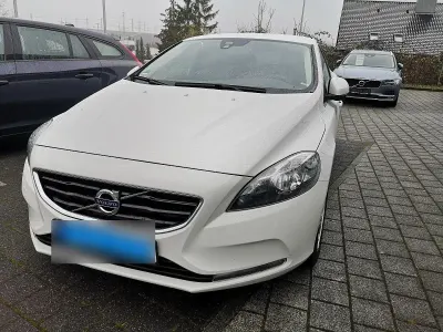 Gebraucht Volvo V40 Momentum 120 PS (88 kW) 2015 Weiß Limousine
