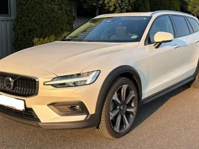 Gebraucht Volvo V60 CC 197 PS (144 kW) 2023 Weiß Kombi