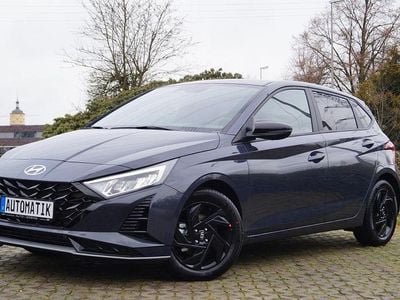 Neu Hyundai i20 Blackline 90 PS (66 kW) 2025 Grau Kleinwagen