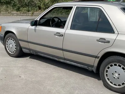 Brugt Mercedes E230 132 HK (97 kW) 1988 Sølv Sedan